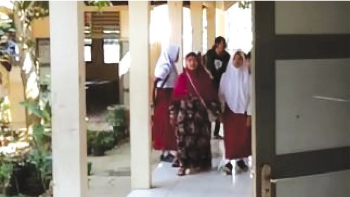 SEKOLAH TETAP JALAN: Wali murid mendampingi anaknya mendaftar di SMPN 2 Kayen, Pati, baru-baru ini. (ANDRE FAIDHIL FALAH/RADAR KUDUS)