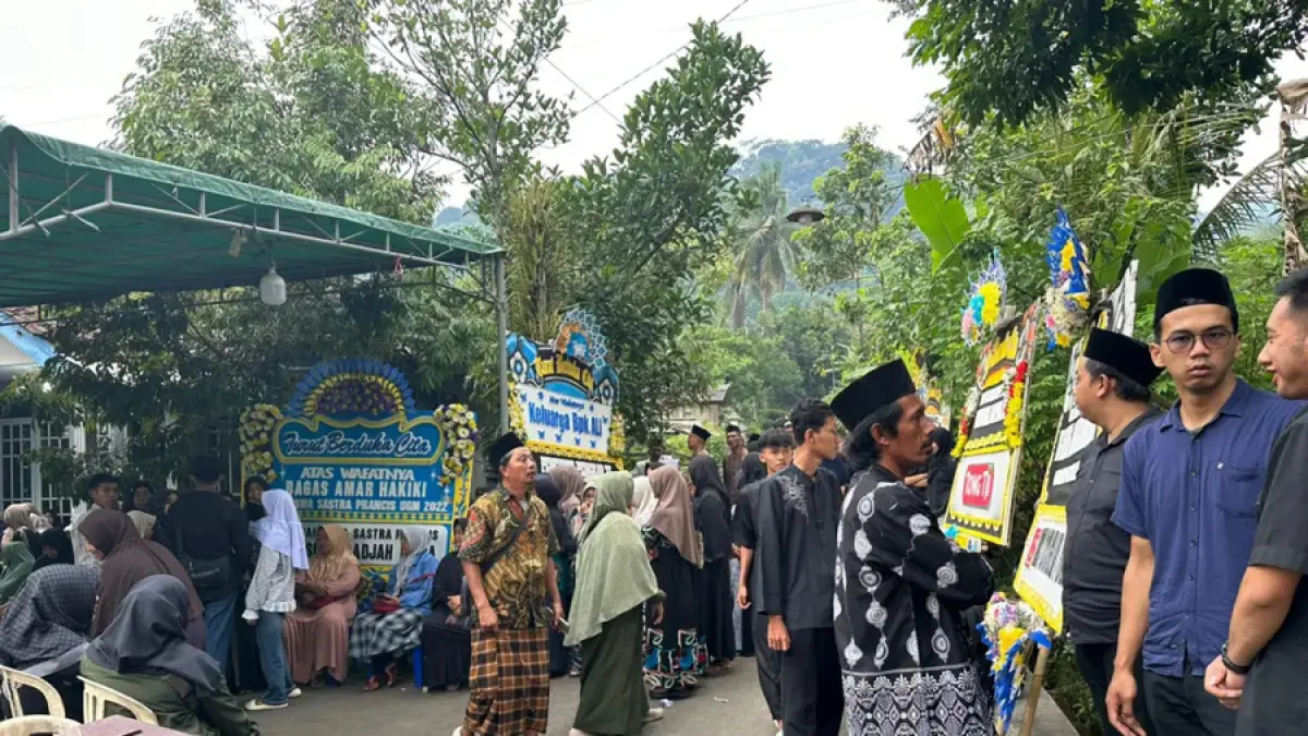 Suasana rumah duka yang dipadati teman korban, keluarga hingga warga sekitar satu keluarga meninggal di tempat wisata Temanggung di Dusun Bendosari Kabupaten Semarang, Kamis (28/5). (Maria Novena/Jawa Pos Radar Semarang)
