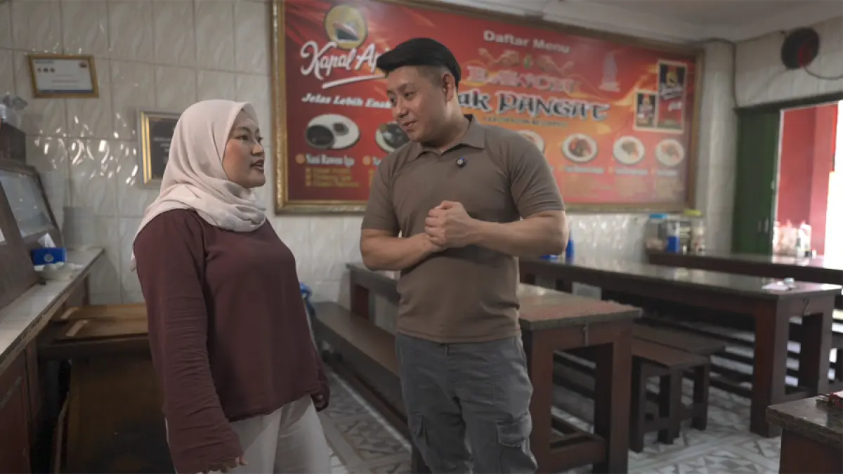 Tantri, pemilik generasi kedua Rawon Pangat bersama Koko Buncit