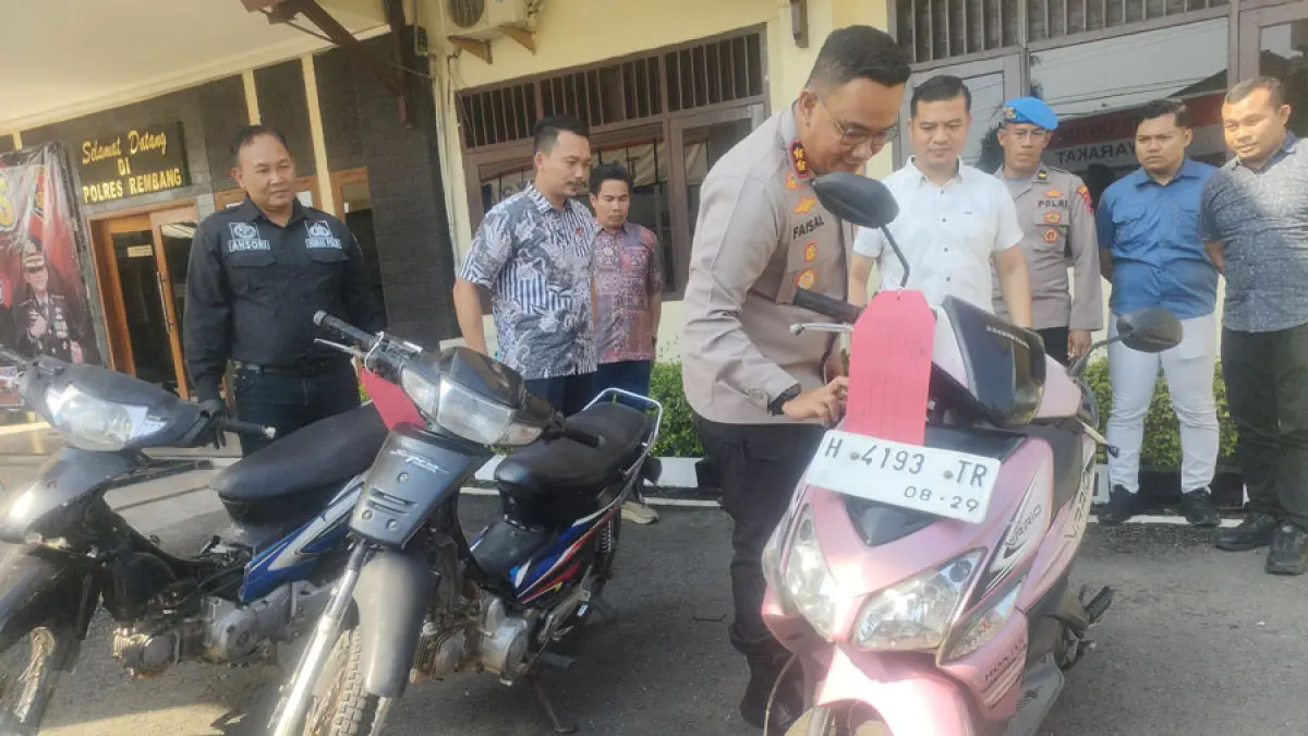DICEK: Kapolres Rembang didampingi Kasat Reskrim beserta jajaran dan Kasi Humas Polres Rembang mengecek kendaraan curian, di halaman kantor Mapolres Rembang kemarin siang. (WISNU AJI/RADAR KUDUS)