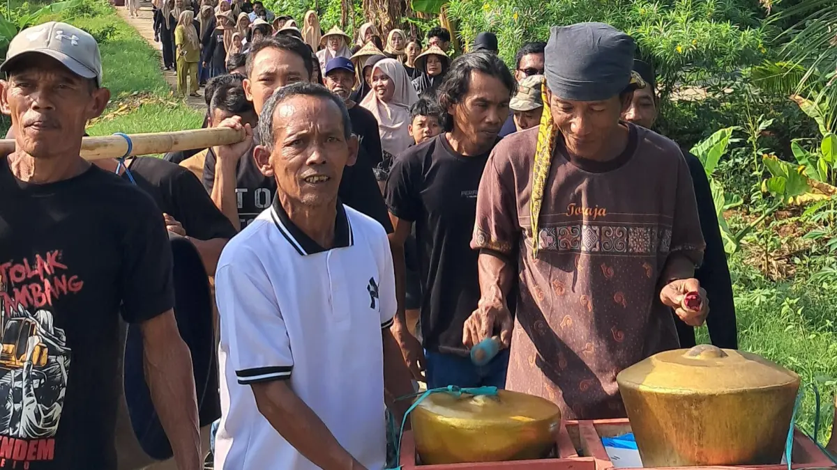 KOMPAK: Para warga melakukan kirab dan tilik sumber mata air pada Sabtu (30/5). 
