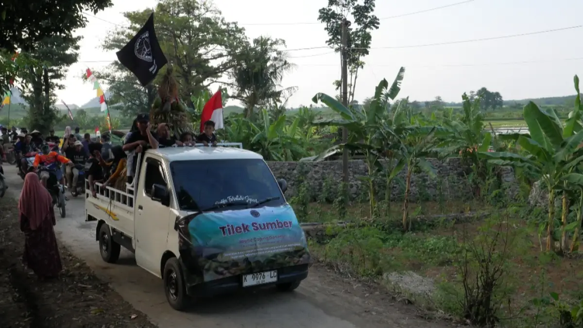 KOMPAK: Selain kirab gunungan, juga dilakukan pawai mengelilingi Desa Sumbberrejo. 
