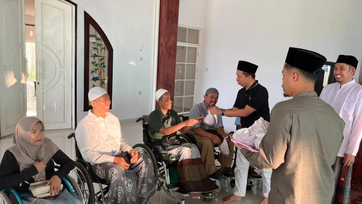 PEDULI: Anggota DPRD Jateng Ulil Albab membagikan daging kurban kepada komunitas difabel di Mayong, Jepara, sebagai wujud semangat Iduladha yang inklusif dan penuh kepedulian.