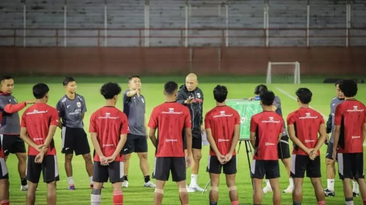 Pelatih Timnas Indonesia U-19 Nova Arianto (tengah). (Rizal Hanafi/Antara)