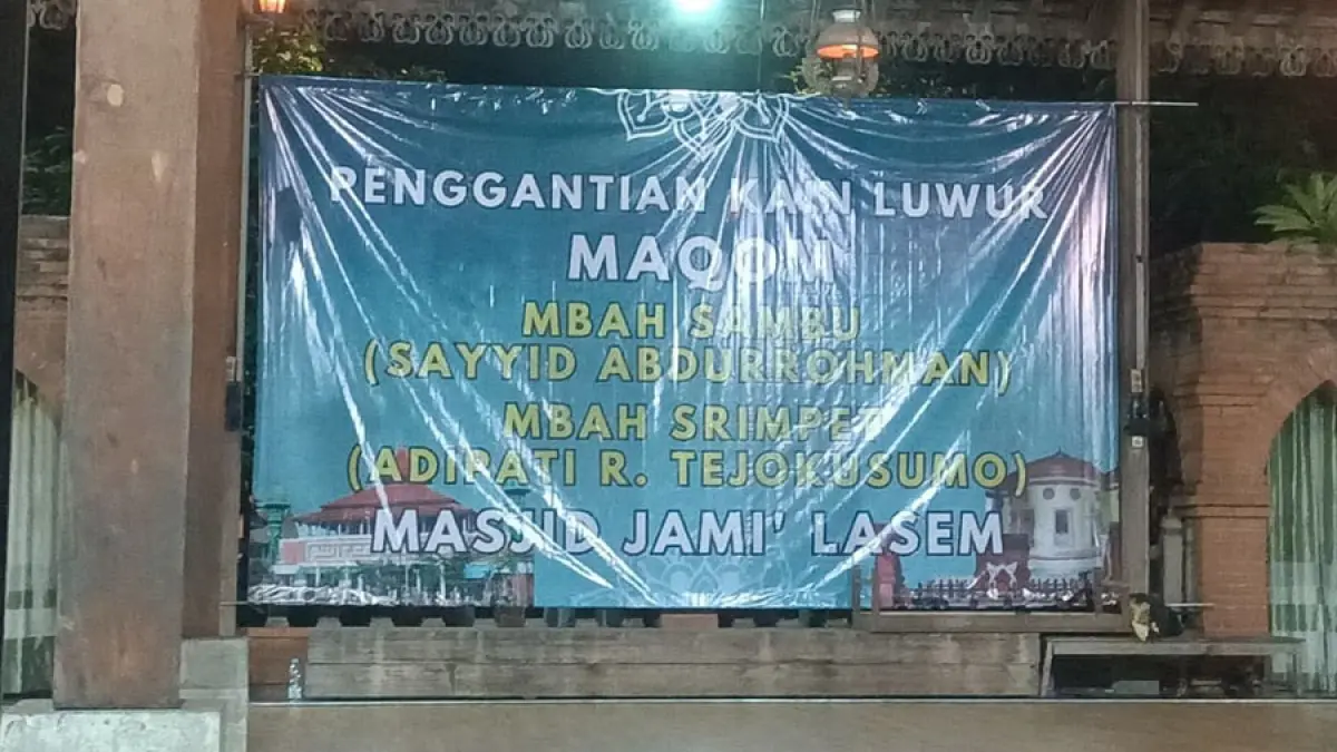 Prosesi penggantian kain luwur makam Mbah Sambu, Mbah Srimpet di Masjid Jami