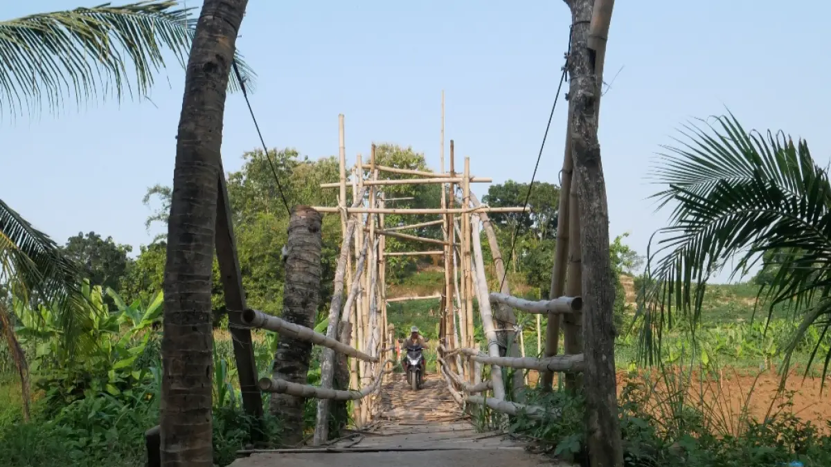 RAWAN: Jembatan bambu yang dibangun warga memprihatinkan, saat dilewati oleh sepeda motor, Sabtu (30/5).