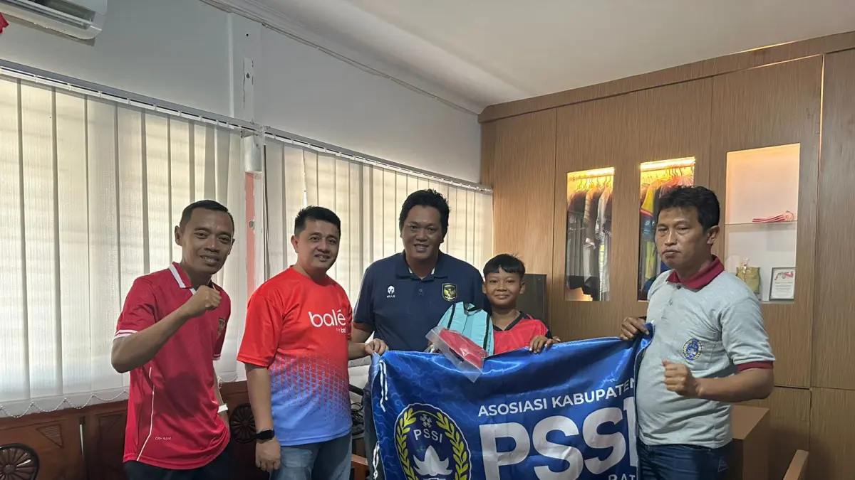 PSSI Pati memberikan apresiasi kepada pemain SSB Singonarum dan SSB Brimob Pati yang lolos ke timnas pelajar U-12 dalam event internasional di Bangkok, Thailand. (PSSI PATI)