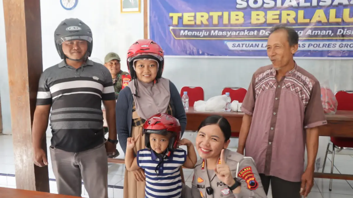 SOSIALISASI: Kasat Lantas Polres Grobogan AKP Kumala Enggar Anjarani saat melakukan sosialisasi di Desa Lebeng Jumuk Kecamatan Grobogan.