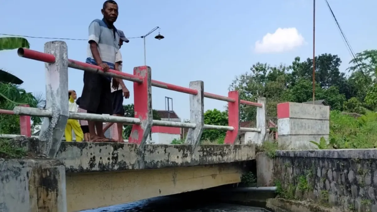 JADI SOROTAN:  Sungai di Dusun Krinjo berbau dan berwarna putih peristiwa ini membuat warga resah. (WARGA SALE UNTUK RADAR KUDUS)
