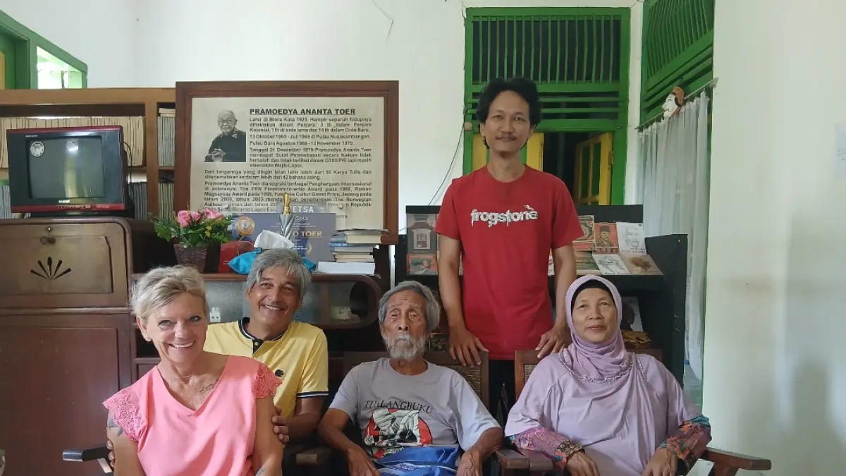 CERIA: Claudia Liewald (paling kiri), Joann Liewald (dua dari kiri) saat berfoto bersama Soesilo Toer (tiga dari kiri) di rumah masa kecil Pramoedya Ananta Toer (kakak Soesilo Toer). (EKO SANTOSO/RADAR KUDUS)