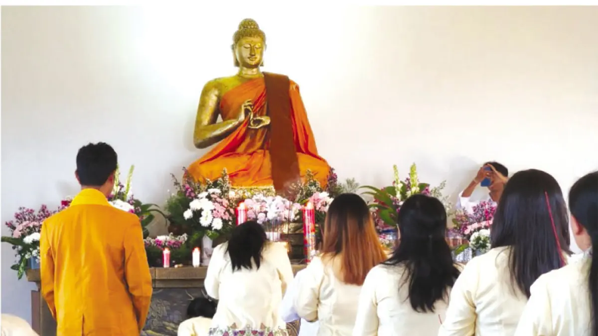 KHIDMAT: Sejumlah umat Buddha mengikuti acara Waisak di Vihara Dhammadipa di Dukuh Pandak, Desa Colo, Dawe, Kudus, kemarin. (PENGURUS VIHARA DHAMMADIPA UNTUK RADAR KUDUS)
