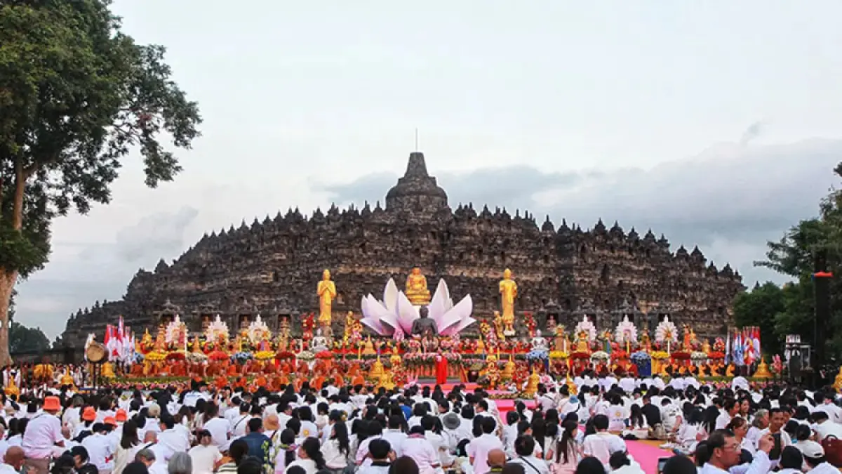 KHIDMAT: Umat Buddha tumpah ruah di zona I Lapangan Kenari kompleks Candi Borobudur untuk mengikuti detik-detik Waisak, Minggu (31/5). (Guntur Aga Tirtana/Radar Jogja)