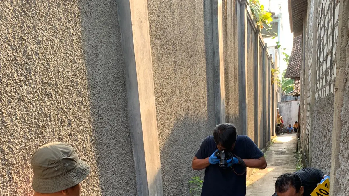 POLSEK JUWANA UNTUK RADAR KUDUS

DICEK: Personel Polresta Pati olah TKP penemuan bayi di Desa Growong Kidul, Juwana pada Senin (1/6).