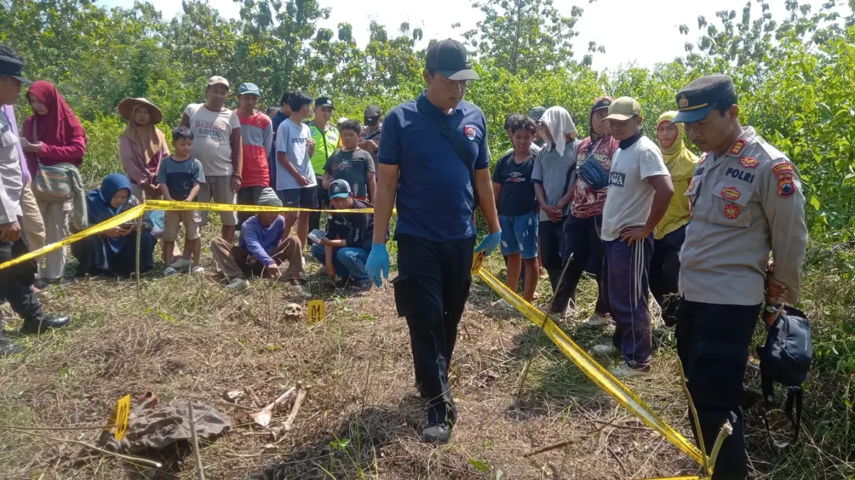 POLSEK SUMBER UNTUK RADAR KUDUS

EVAKUASI:Petugas Kepolisian dari Polsek Sumber bersama Tim Inafis Polres Rembang saat melakukan olah TKP dan evakuasi temuan kerangka manusia di kawasan hutan Desa Sukorejo, Senin (1/6).