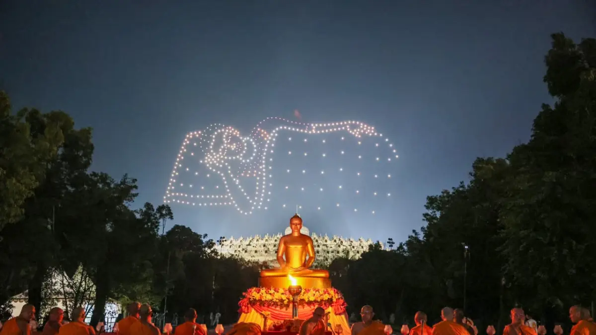 SAKRAL: Ribuan lentera perdamaian menghiasi langit kawasan Candi Borobudur pada puncak peringatan Hari Raya Tri Suci Waisak 2570 Buddhis, Minggu (31/5) malam