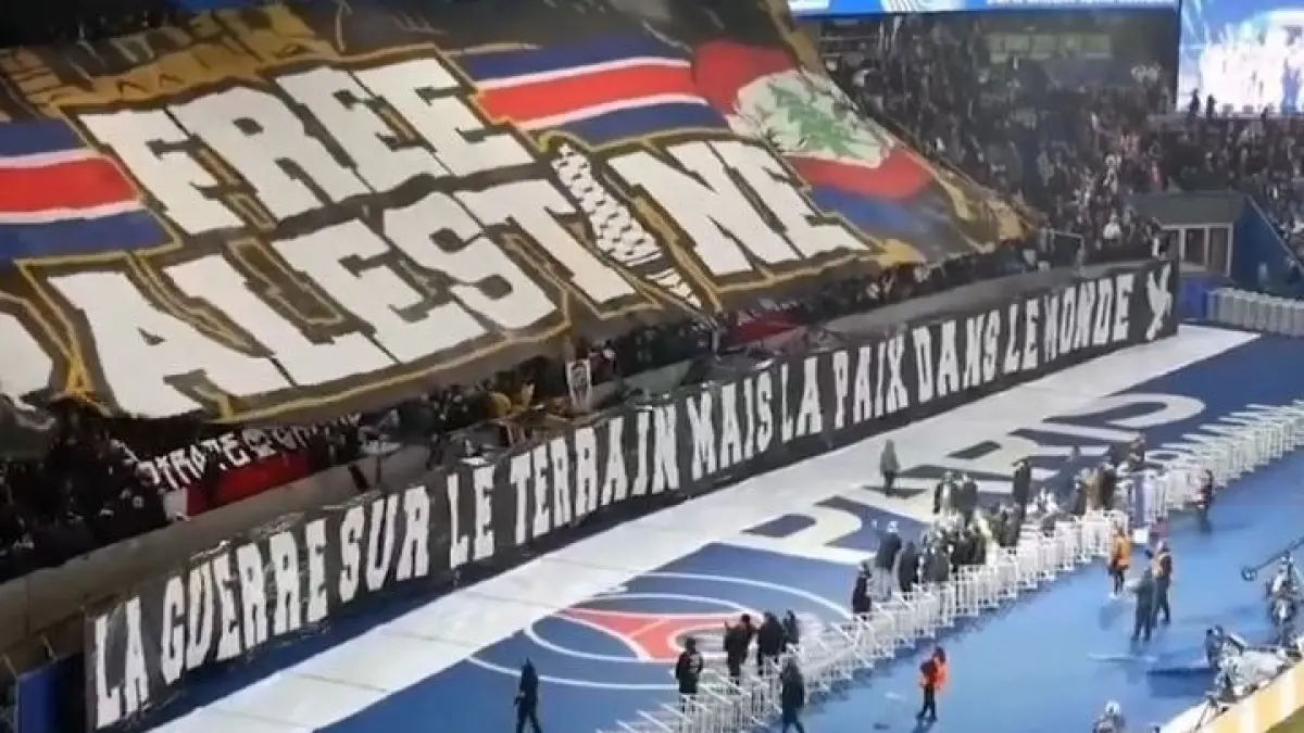 Suporter PSG Bentangkan Spanduk "Free Palestine" di Sela Selebrasi Juara Liga Champions (@BRUSHCOO)