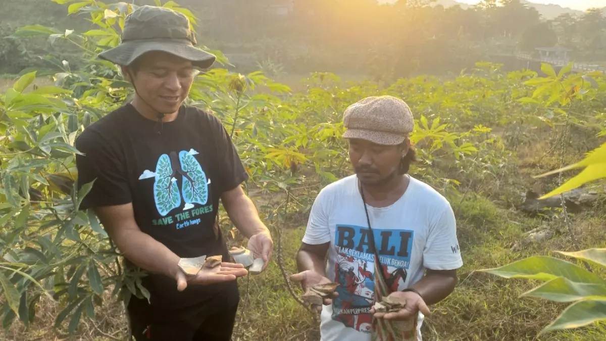 ODCB: Pemerhati lingkungan dan budaya, Amin (kiri) dan Ducun (kanan) memperlihatkan temuannya di area sempadan sungai Pasokan dan bukit Dukuh Nglendoh, Dukuhseti, Pati yang berbatasan dengan Dukuh Toplek Desa Sumbberrejo, Donorojo, Jepara.&nbsp;(FIKRI THOHARUDIN/RADAR KUDUS)