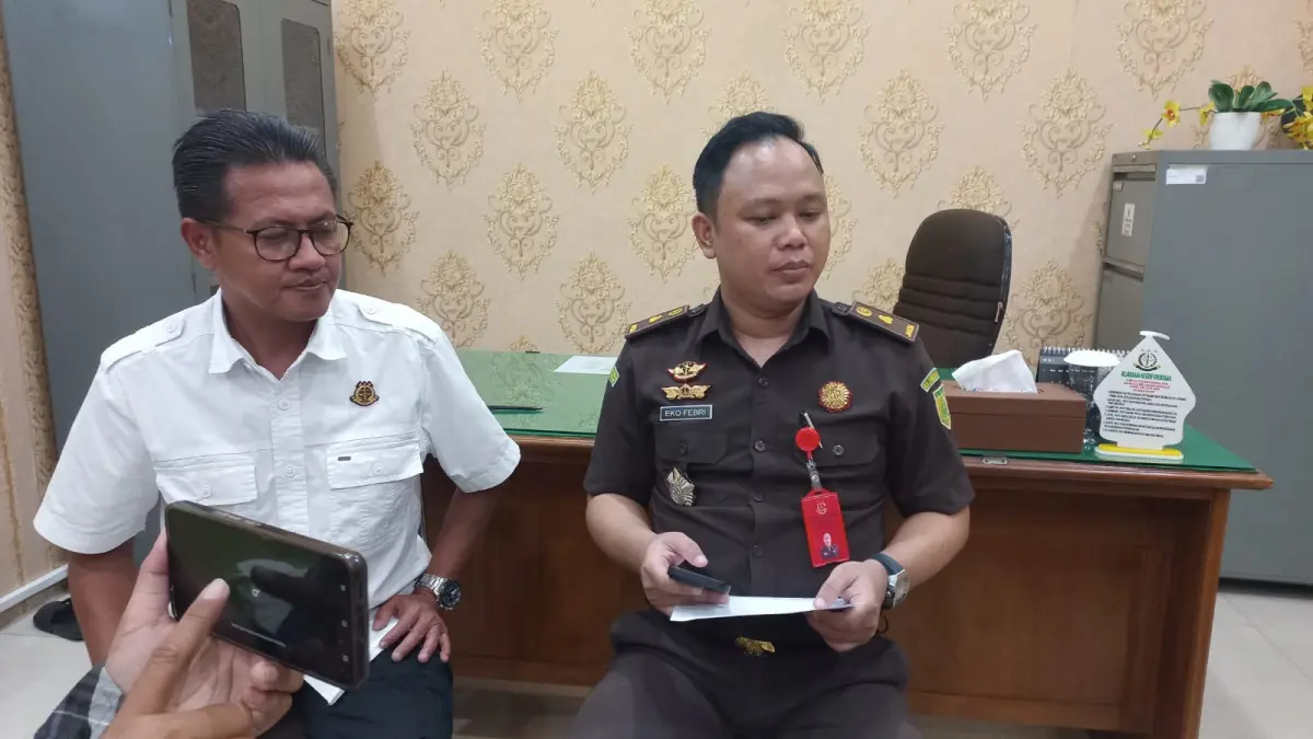 BERIKAN KETERANGAN – Kasi Pidana Umum Kejari Grobogan Eko Febrianto (kanna) memberikan keterangan kepada awak media di kantor Kejari Grobogan, Selasa (2/6)