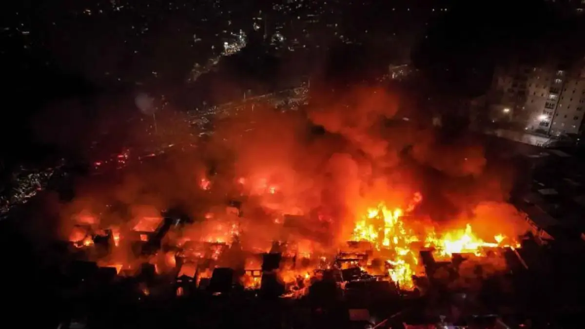 Foto udara suasana kebakaran melanda permukiman di Jalan Kemayoran Gempol, Kebon Kosong, Kemayoran, Jakarta, Senin (1/6/2026). ANTARA FOTO/Bayu Pratama S/YU