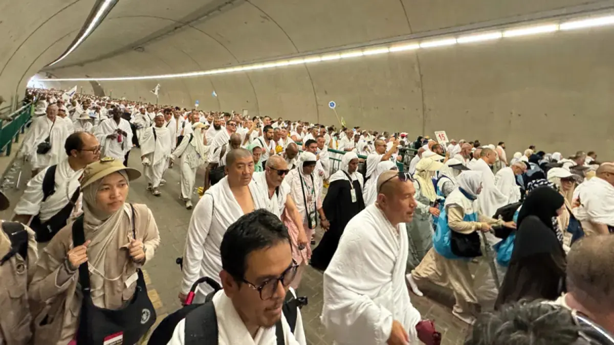 Jamaah haji memadati terowongan Muashim di Mina yang menjadi salah satu jalur dari tenda jamaah haji menuju area Jamarat. (Media Center Haji 2026)