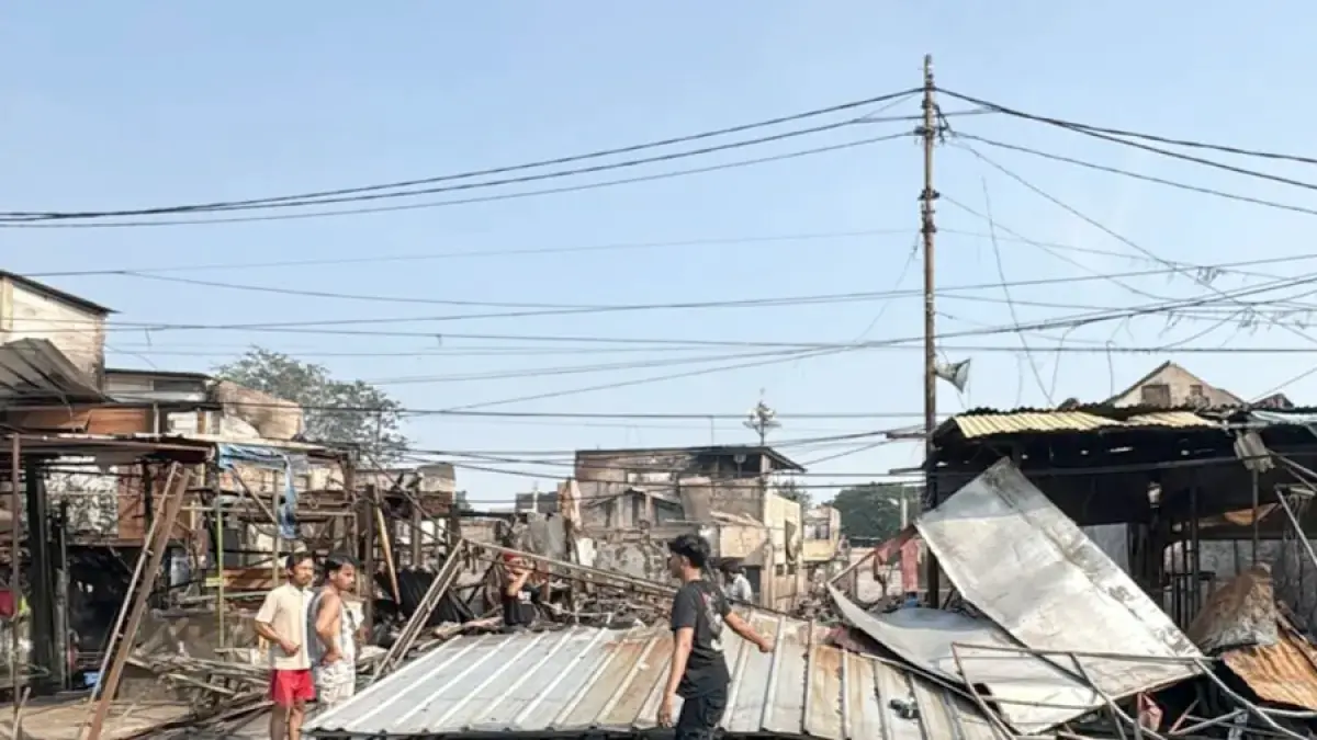Kondisi terkini pasca kebakaran hebat melanda kawasan permukiman padat penduduk di Jalan Kemayoran Gempol, Kebon Kosong, Kemayoran, Jakarta Pusat pada Senin (1/6) malam. (Ryandi Zahdomo/JawaPos.com)