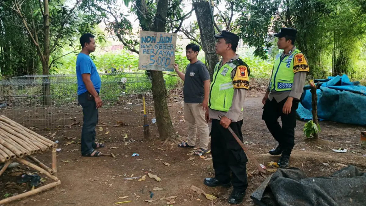 MERESAHKAN: Polisi melakukan penggerebekan di arena sabung ayam di Desa Panjang. (POLRES KUDUS UNTUK RADAR KUDUS)