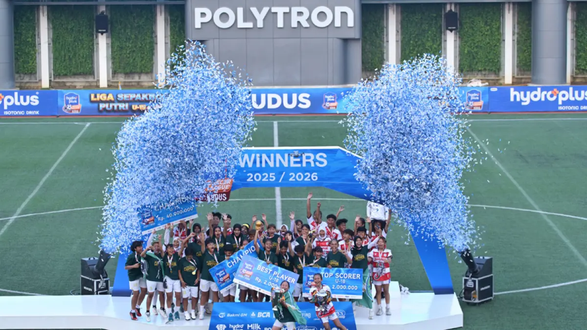 MERIAH: Tim Samba Persada Women KU-18 dan Scorpion FC KU-15 mengangkat trofi piala Hydroplus Soccer League. (HSL UNTUK RADAR KUDUS)