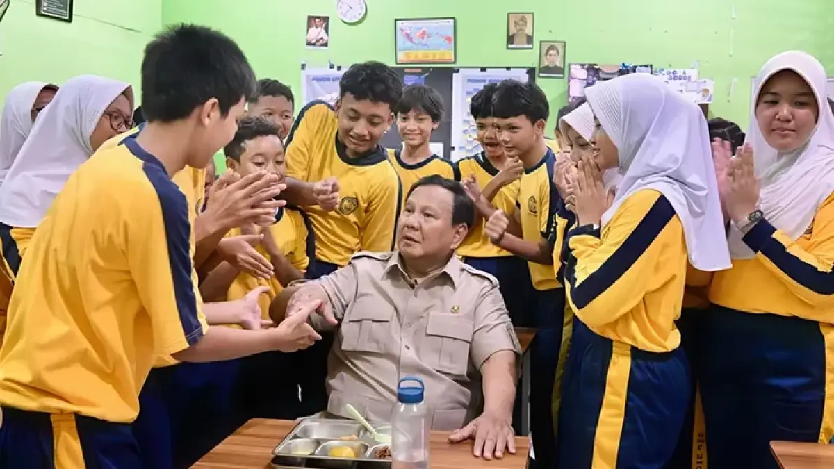  Presiden Prabowo Duduk Bersama Siswa SMPN 111 Jakarta, Tinjau Langsung Program MBG