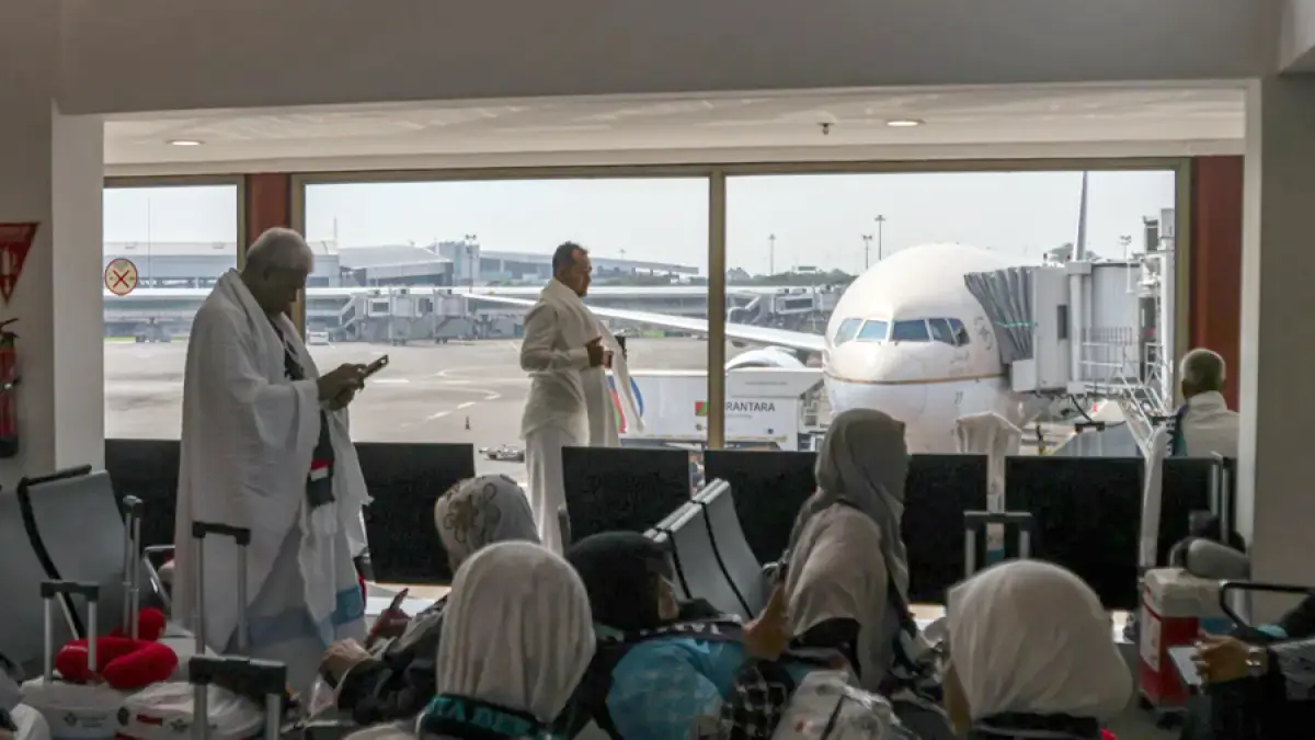 Sejumlah jamaah calon haji saat bersiap untuk terbang di Terminal 2, Bandara Soekarno-Hatta, Tangerang, Kamis (21/05/2026). (Hanung Hambara/Jawa Pos)