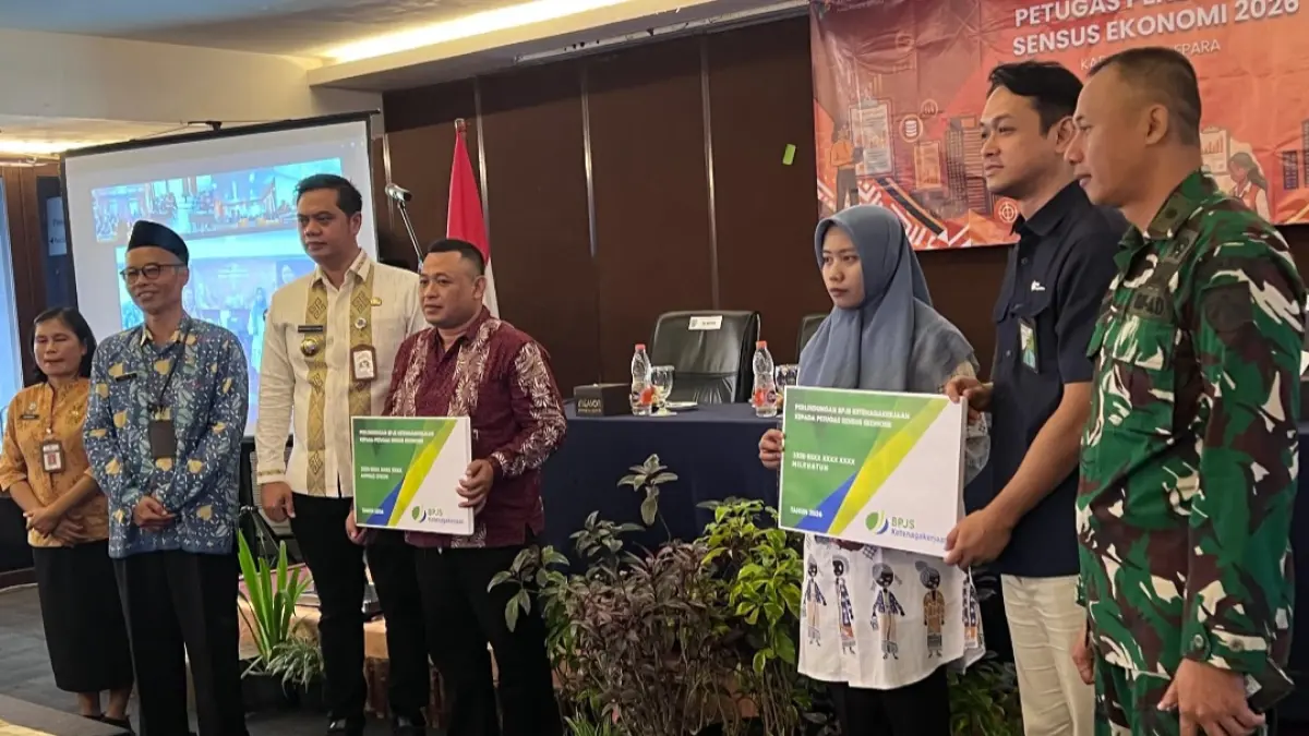 SUMRINGAH: Perwakilan dari petugas sensus terima kartu perlindungan BPJS Ketenagakerjaan secara simbolis, pada Selasa (2/6) di Hotel d