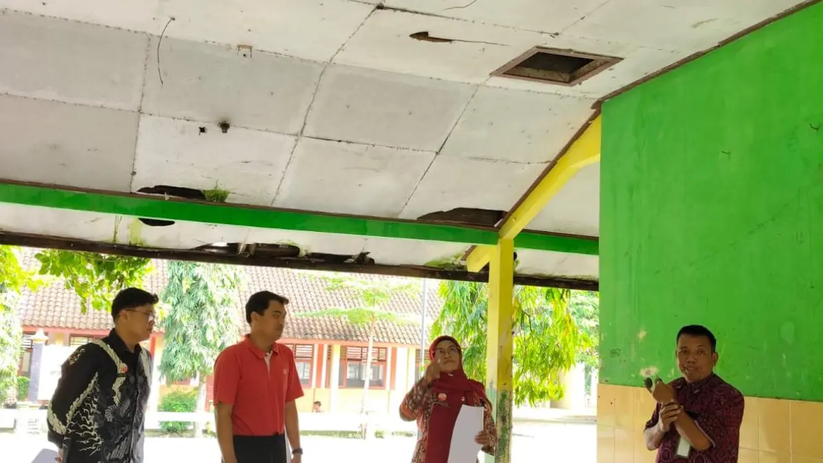 SURVEI: Tim pengawas saat melakukan survei sekolah rusak di SMP 4 Satap Kedungjati.