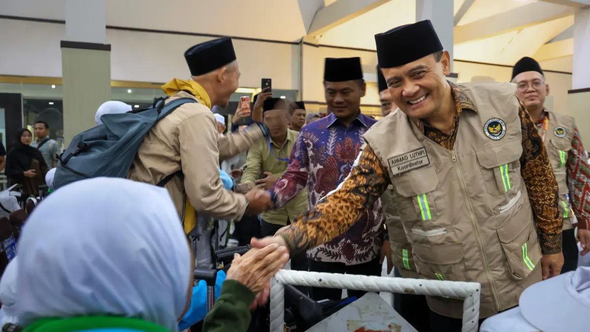 SAMBUT: Kedatangan para jemaah disambut langsung Gubernur Jawa Tengah, Ahmad Luthfi, bersama Sekretaris Daerah Sumarno, Bupati Tegal Ischak Maulana Rohman, Ketua MUI Jawa Tengah Ahmad Darodji, serta Ketua Panitia Penyelenggara Ibadah Haji (PPIH) Embarkasi Solo, Fitriyanto.