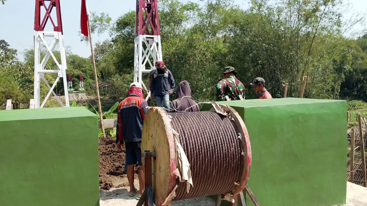 DIKEBUT: Pembanunan jembatan gantung di Desaa Cingkrong Kecamatan Purwodadi nyaris rampung.