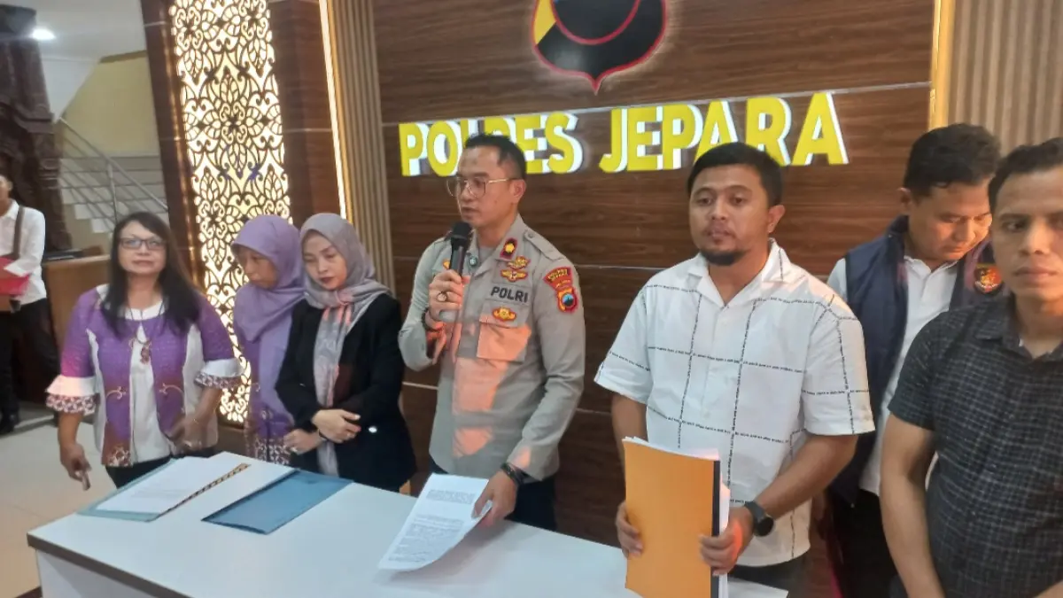 FIFTY-FIFTY: Prosesi pers rilis di Mapolres Jepara pada Rabu (3/6). (FIKRI THOHARUDIN/RADAR KUDUS)