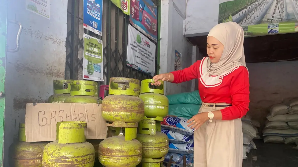 KOSONG: LPG di Pangkalan Kaliwangan mengalami kelangkaan stok akibat permintaan meningkat.&nbsp;(ARIF FAKHRIAN KHALIM/RADAR KUDUS)