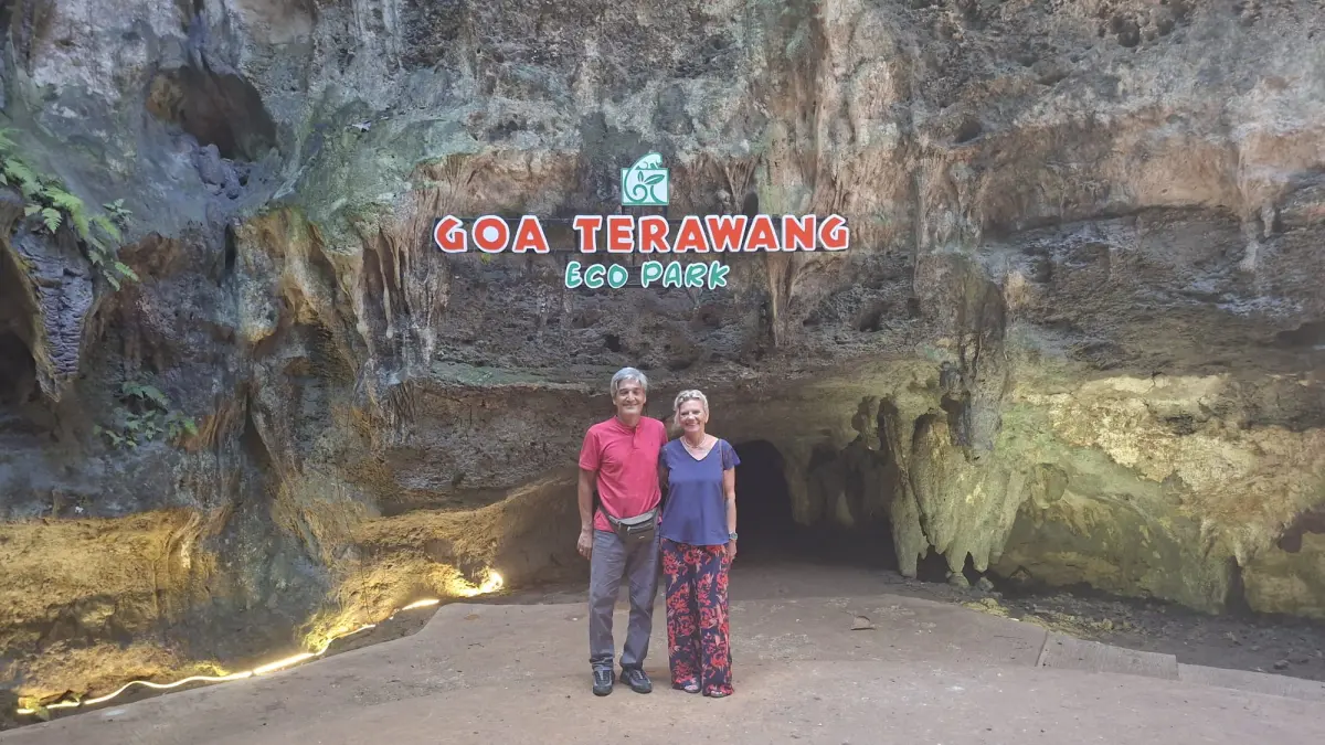 MENIKMATI: Joann Liewald (kiri) dan Claudia Liewald (kanan) saat berfoto Goa Terawang. (EKO SANTOSO/RADAR KUDUS)