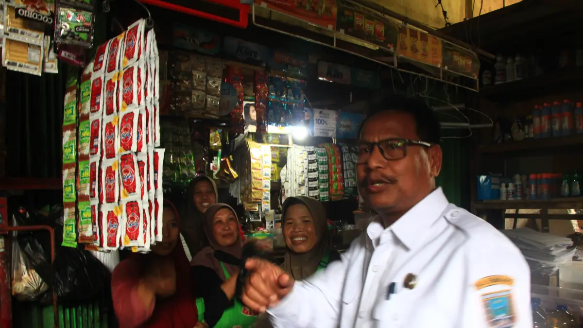 WISNU AJI/RADAR KUDUS

SERAP ASPIRASI: Bupati Rembang Harno menyerap asiprasi pedagang Pasar Induk Rembang baru-baru ini.