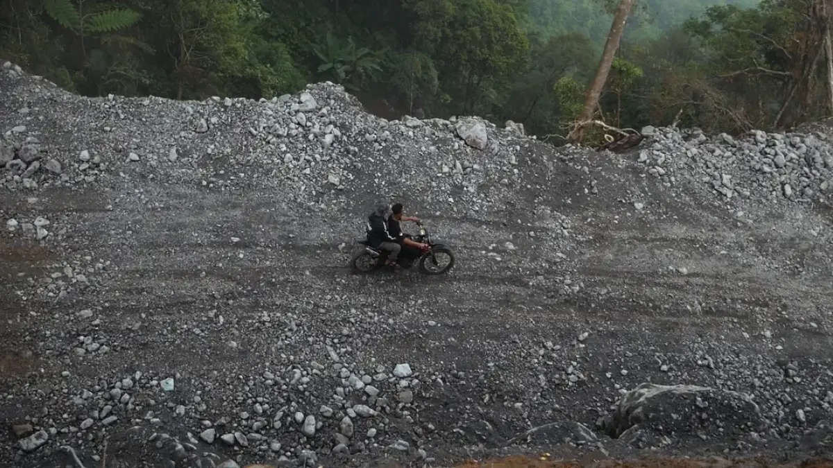 EKSTREM: Kondisi medan di tanjakan Bukti Ngangook jalur alternatif Sumanding-Duplak yang masih terjal. (FIKRI THOHARUDIN/RADAR KUDUS)