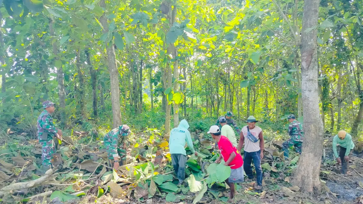 GOTONG ROYONG: Warga Desa Pakis Kecamatan Kradenan saat melakukan gotong royong pembuatan jembatan armco.