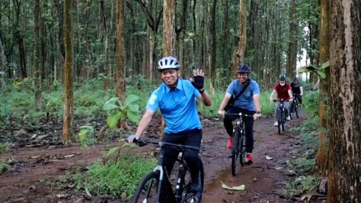 ENERGI HIJAU: General Manager PLN UIK Tanjung Jati B, Andi Makkasau, bersama peserta JUS TAPE bersepeda menyusuri jalur hutan asri di sekitar PLTU Tanjung Jati B, Jepara, Jumat (29/5). Kegiatan Jumat Sehat Tanpa Emisi ini menjadi simbol semangat hidup sehat, kebersamaan, dan kepedulian PLN terhadap pengurangan emisi melalui aktivitas ramah lingkungan.