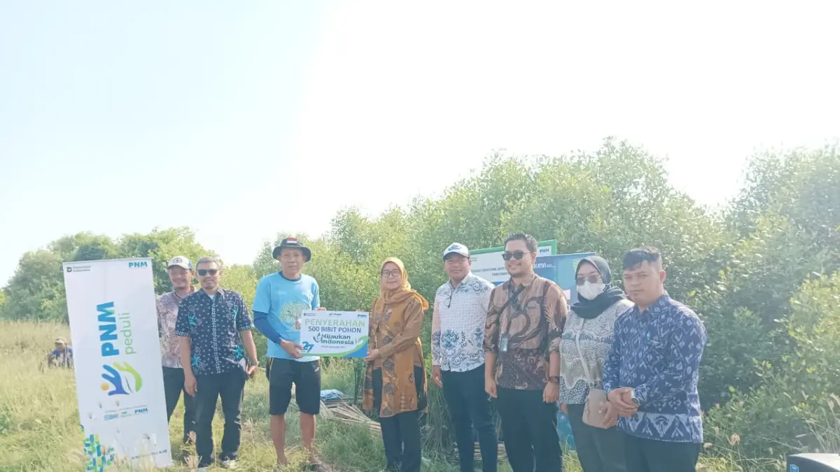 Perangkat desa, petani tambak, dan perwakilan PNM berkolaborasi dalam aksi penanaman 29.000 pohon di Desa Pangkalan, Kecamatan Margoyoso, Kabupaten Pati