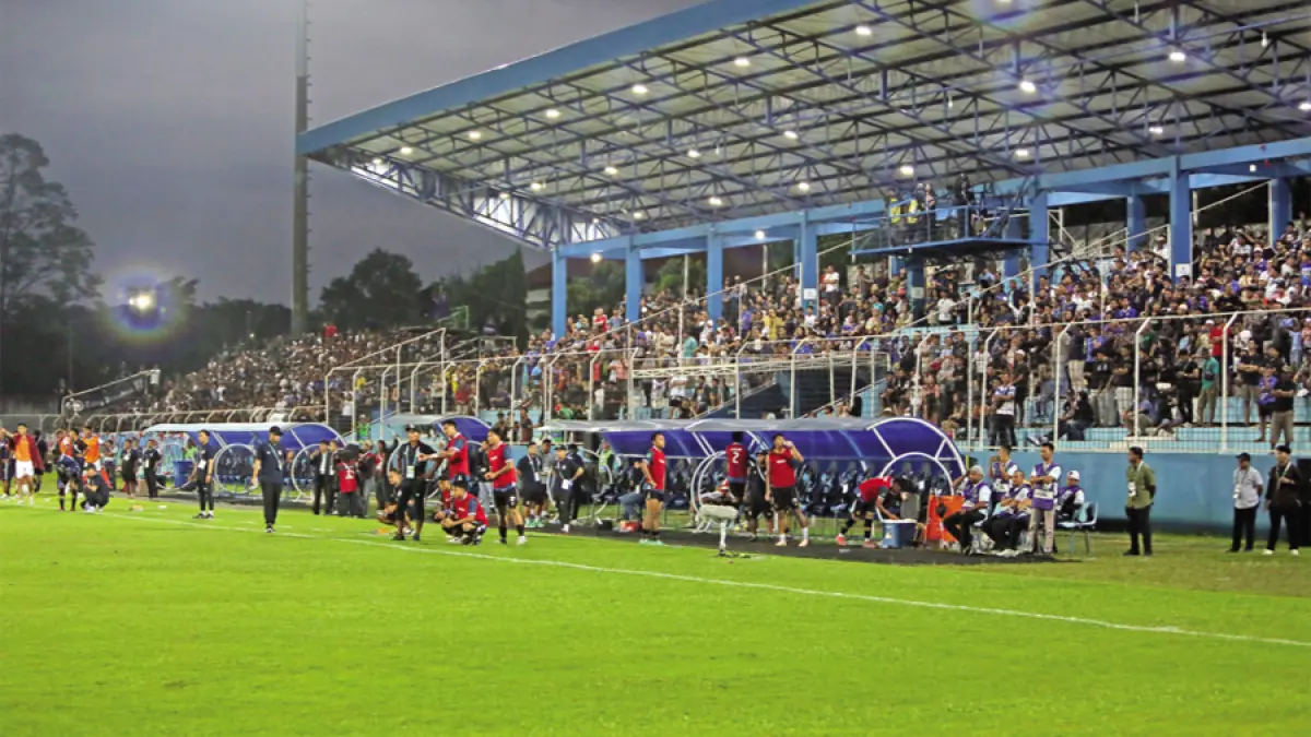 SEGERA DIBONGKAR: Situasi tribun Stadion Wergu Wetan dipenuhi suporter menyaksikan Persiku saat laga kandang. (GALIH ERLAMBANG W/RADAR KUDUS)