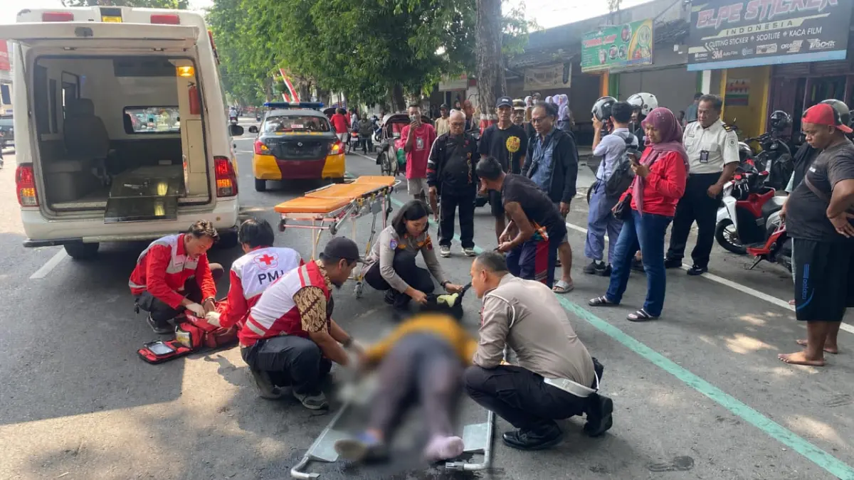 SIGAP: Kasat Lantas Polres Grobogan AKP Kumala Enggar Anjarani saat melakukan respons cepat penanganan laka lantas.
