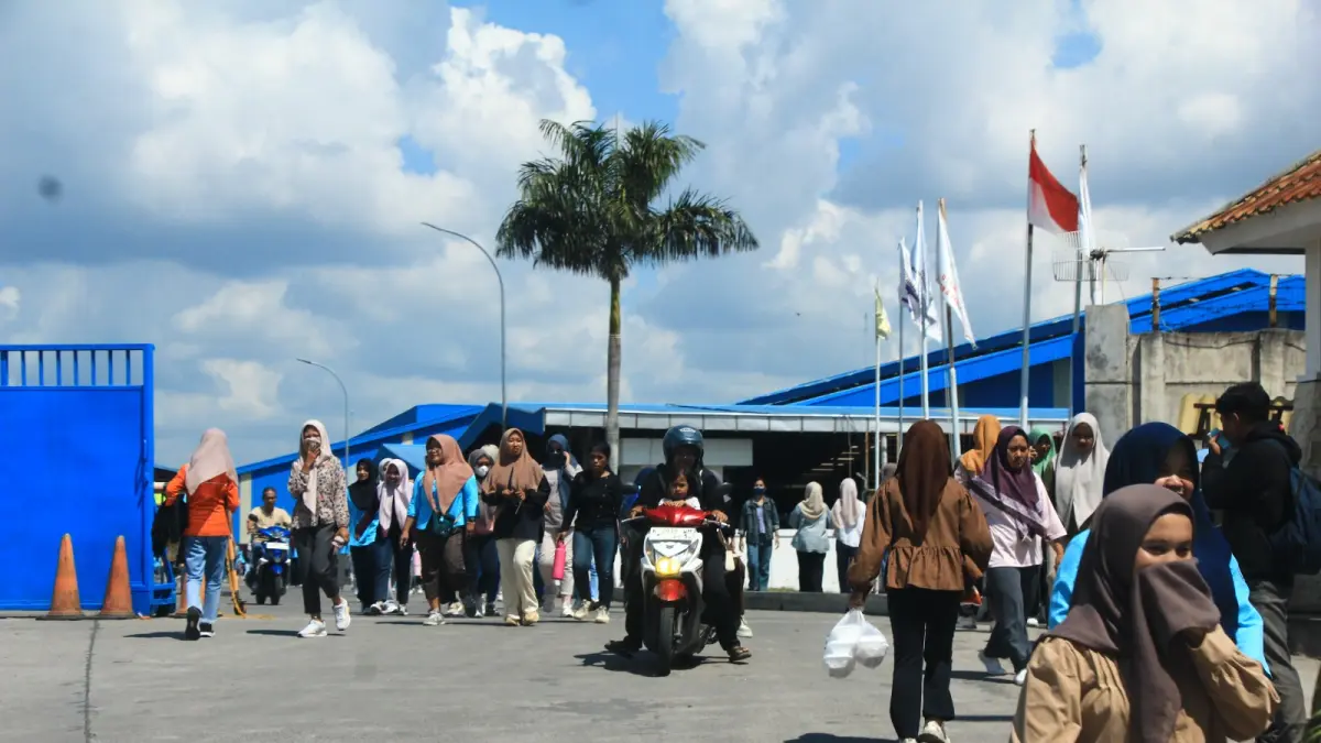 TANTANGAN: Sejumlah karyawan pabrik di Jalan Clangapan arah Pamotan memadati jalan saat istirahat makan siang. (WISNU AJI/RADAR KUDUS)