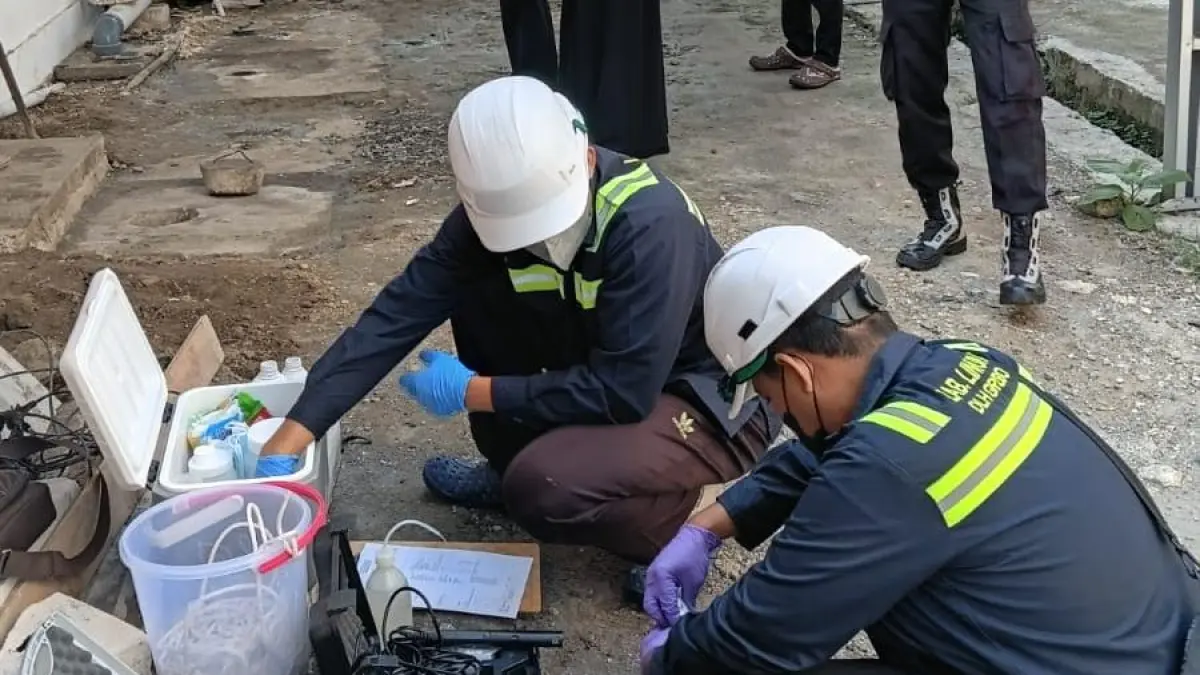 DICEK: Tim Laboratorium DLH Grobogan saat melakukan pengambilan sampel di SPPG Kedungjati.