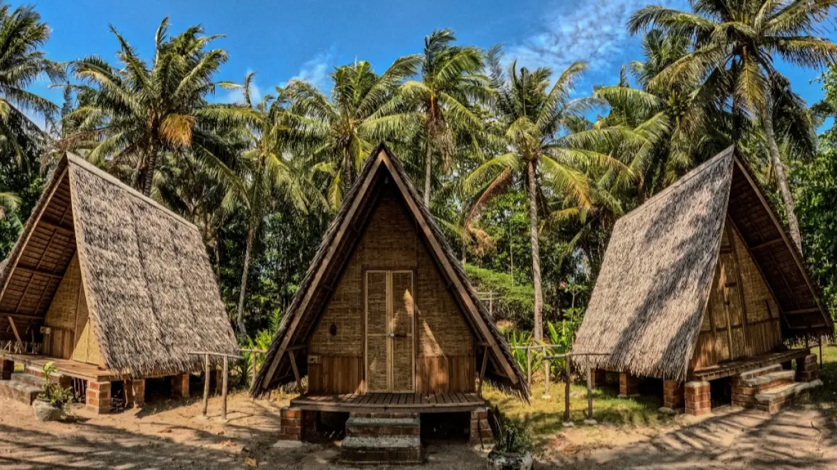 ELEGAN: Tampak fasad depan rumah bubu dengan desain tradisional semi modern di Bunga Jabe. (OPICK UNTUK RADAR KUDUS)