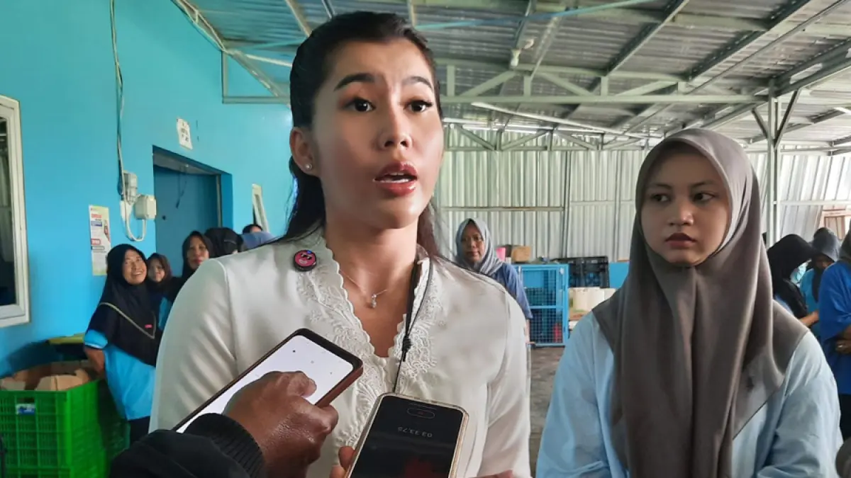 LIHAT KONDISI: Ketua Satgas MBG Bellinda Putri Sabrina Birton saat mengecek SPPG Dersalam baru-baru ini. (INDAH SUSANTI/RADAR KUDUS)