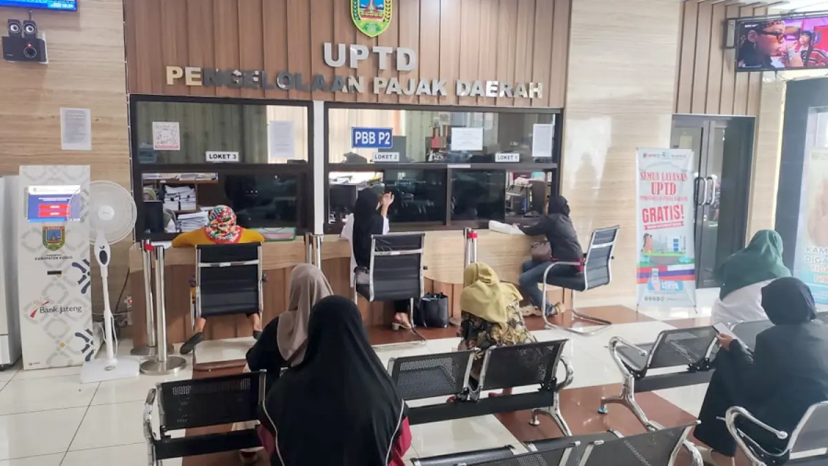 RELAKSASI: Warga mengantre membayarkan PBB di gerai pajak BPPKAD Kudus. (GALIH ERLAMBANG W/ RADAR KUDUS)