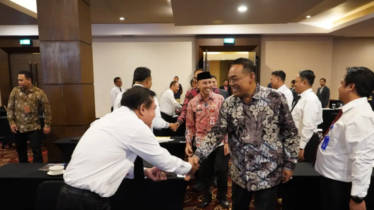 SALAMI PESERTA – Bupati Grobogan Setyo Hadi menghadiri Uji Kompetensi melalui metode Assessment Center Rabu malam (3/6) di Solo Paragon Hotel, Surakarta.