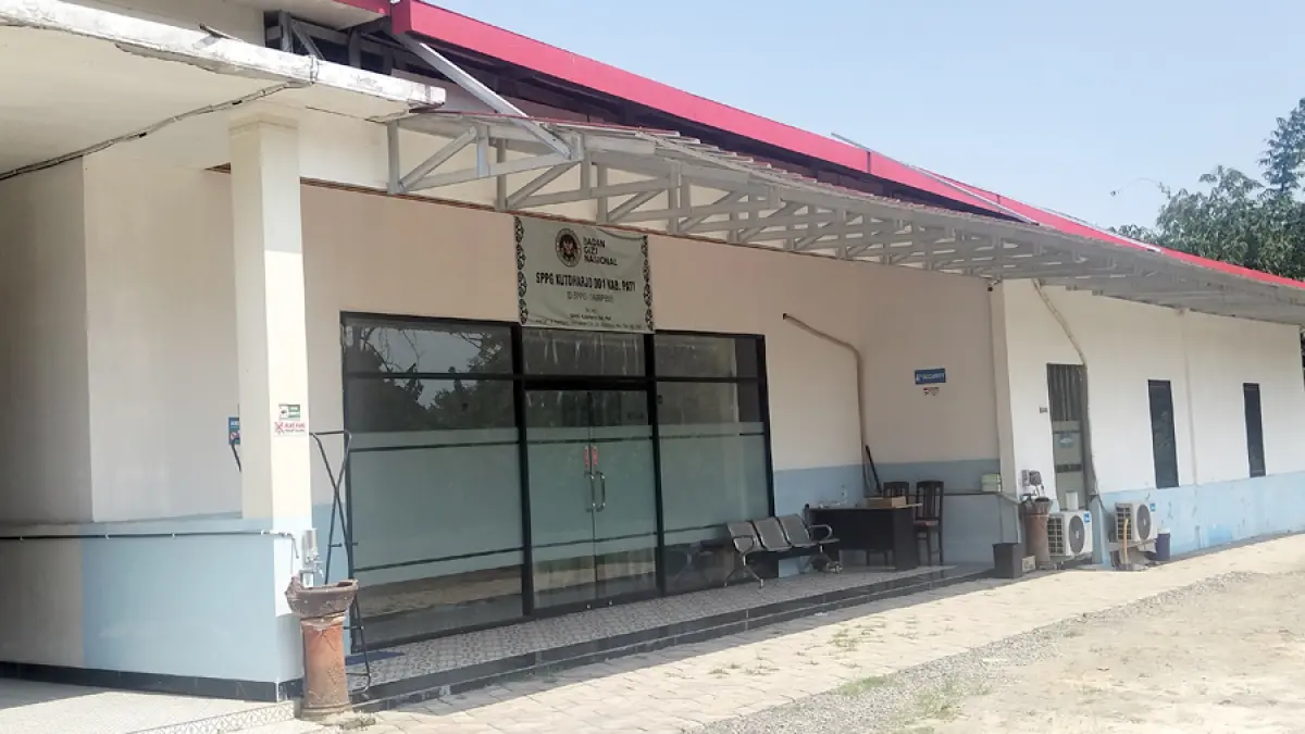 SEPI: Pintu di SPPG Kutoharjo Pati tertutup rapat pada Kamis (4/6). (ANDRE FAIDHIL FALAH/RADAR KUDUS)